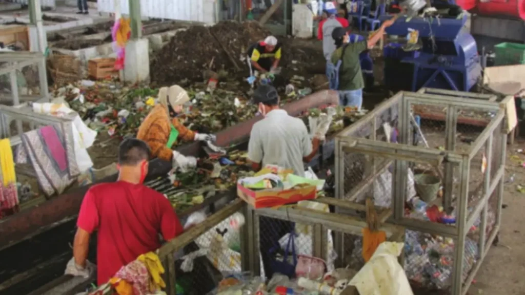 pemilahan-sampah-1024x576 Arky Gilang Wahab Raih Penghasilan dan Manfaat Berlipat dari Sampah dan Maggot